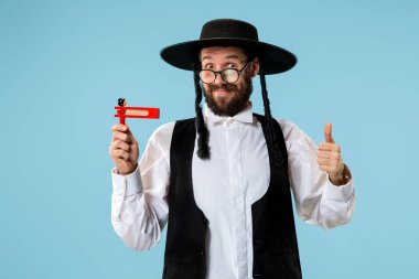Olan genç bir Ortodoks Hasdim Yahudi adam portresi