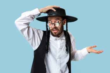 Genç Ortodoks Hasdim Yahudi adam portresi