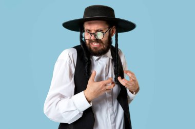 Genç Ortodoks Hasdim Yahudi adam portresi