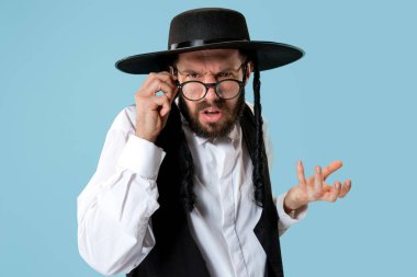 Genç Ortodoks Hasdim Yahudi adam portresi
