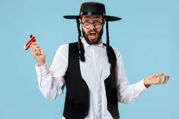 Portrait of a young orthodox Hasdim Jewish man with — Stock Photo, Image