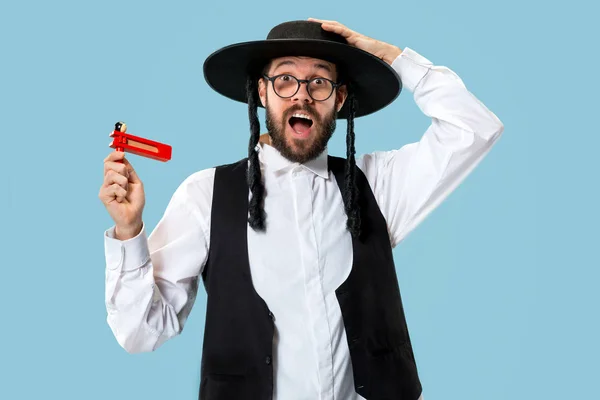 Retrato de um jovem homem judeu ortodoxo Hasdim com — Fotografia de Stock