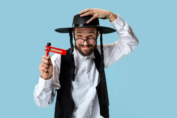 Egy fiatal ortodox Hasdim zsidó férfi portréja — Stock Fotó