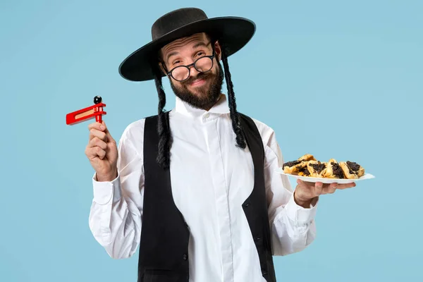 푸 림의 유대인 축제 Hamantaschen 쿠키와 검은 모자와 젊은 정통 유대인 남자 — 스톡 사진
