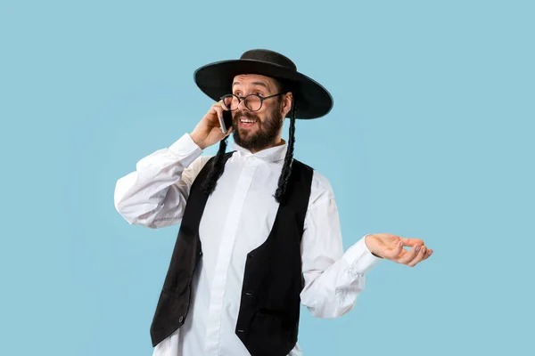 Egy fiatal ortodox Hasdim zsidó férfi portréja — Stock Fotó