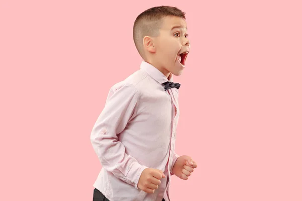 Изолированный на розовый молодой случайный мальчик кричал в студии — стоковое фото