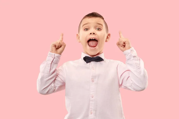Isoliert auf rosa jungen lässigen Jungen schreit im Studio — Stockfoto