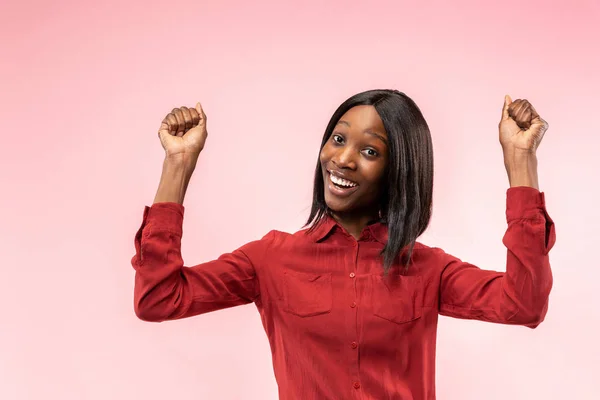 Vincere donna di successo felice estatica festeggiando di essere un vincitore. Immagine dinamica energetica del modello afro femminile — Foto Stock