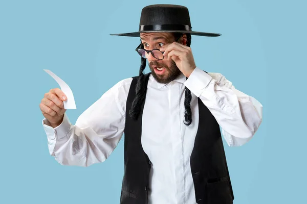 Portrait Young Orthodox Hasdim Jewish Man Bet Slip Studio Holiday — Stock Photo, Image