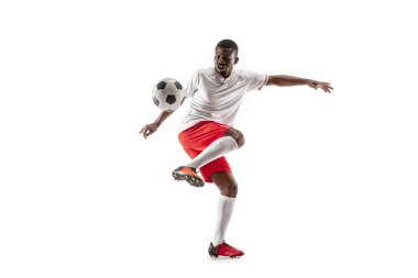 Beyaz arka plan üzerinde izole Afrika futbol futbolcu