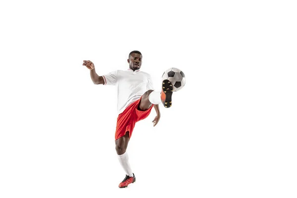 Jogador profissional de futebol africano isolado em fundo branco — Fotografia de Stock