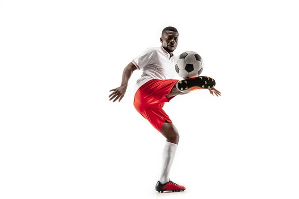 Jogador profissional de futebol africano isolado em fundo branco — Fotografia de Stock