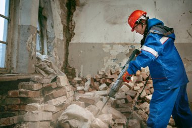 Erkek iş araçları kullanarak kask giyen kadın