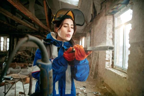 Noszenie kasku przy użyciu narzędzia pracy mężczyzna kobieta — Zdjęcie stockowe