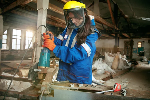 Noszenie kasku przy użyciu narzędzia pracy mężczyzna kobieta — Zdjęcie stockowe