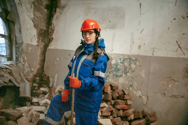 Mulher usando capacete usando ferramentas de trabalho masculino — Fotografia de Stock