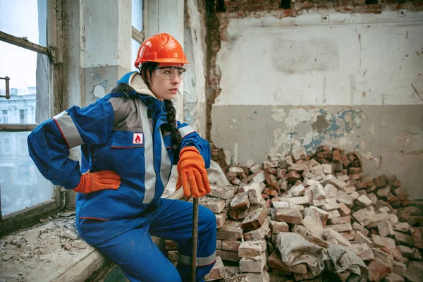 Mulher usando capacete usando ferramentas de trabalho masculino — Fotografia de Stock