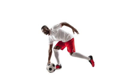 Beyaz arka plan üzerinde izole Afrika futbol futbolcu
