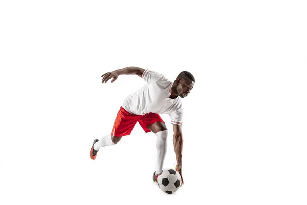 Jogador profissional de futebol africano isolado em fundo branco — Fotografia de Stock