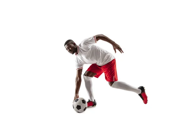 Jogador profissional de futebol africano isolado em fundo branco — Fotografia de Stock