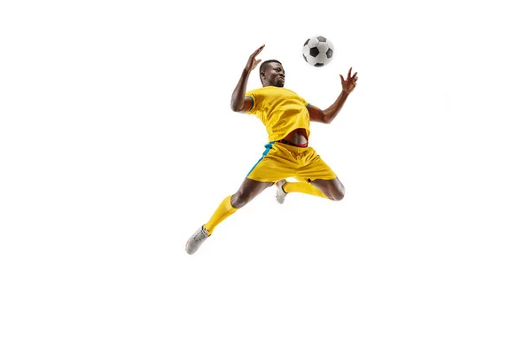 Afrikaanse soccer voetballer geïsoleerd op witte achtergrond — Stockfoto
