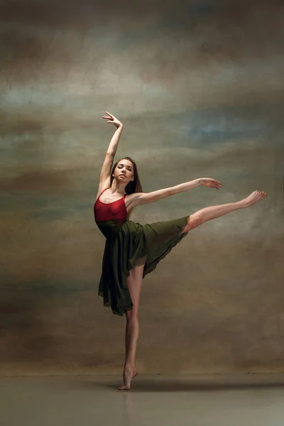 La mujer bailando en gris —  Fotos de Stock