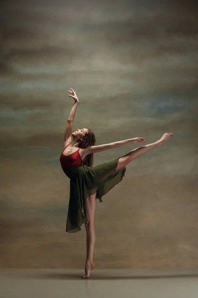 La mujer bailando en gris —  Fotos de Stock