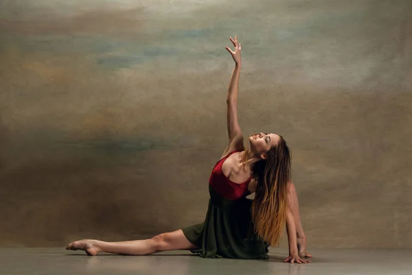 La mujer bailando en gris — Foto de Stock