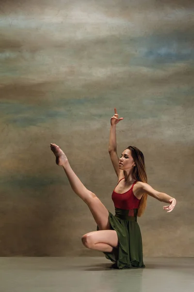 Kobieta tańczy na szaro — Zdjęcie stockowe