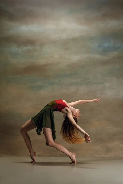 La mujer bailando en gris — Foto de Stock