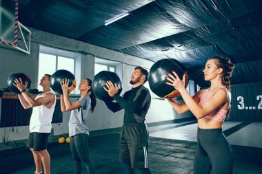 fonksiyonel fitness egzersiz jimnastik salonu sağlık topu ile