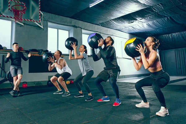 Entrenamiento funcional de fitness en el gimnasio con balón de medicina — Foto de Stock