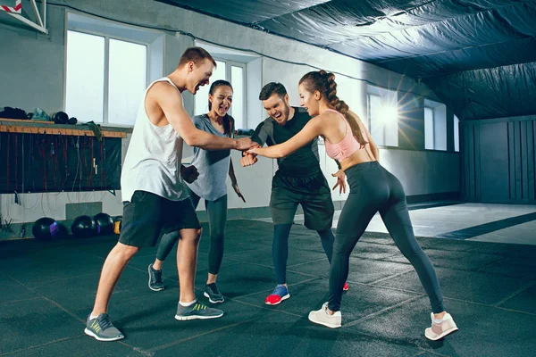Wizerunek grupy sportowe ludzie mięśni są o odpoczynku po pracy w siłowni. — Zdjęcie stockowe