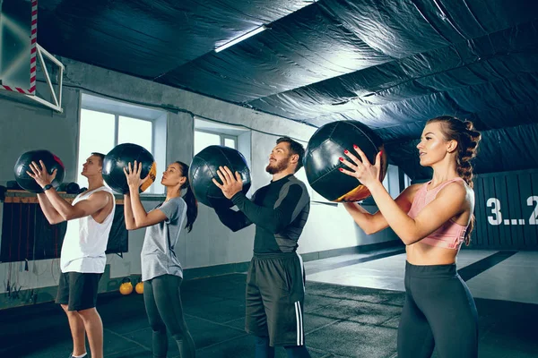 Entrenamiento funcional de fitness en el gimnasio con balón de medicina —  Fotos de Stock
