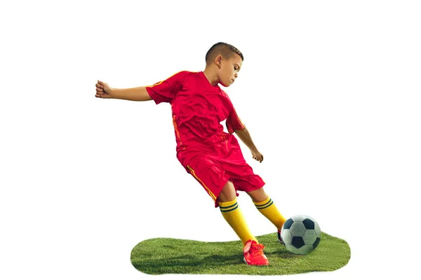 Joven chico patea la pelota de fútbol — Foto de Stock