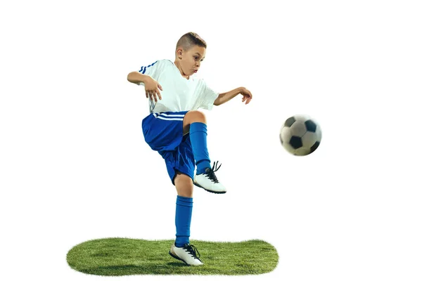 Joven chico patea la pelota de fútbol — Foto de Stock