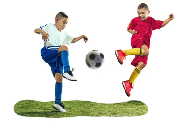 Jovens rapazes chuta a bola de futebol — Fotografia de Stock