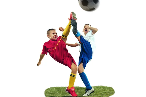 Jóvenes chicos patea la pelota de fútbol — Foto de Stock