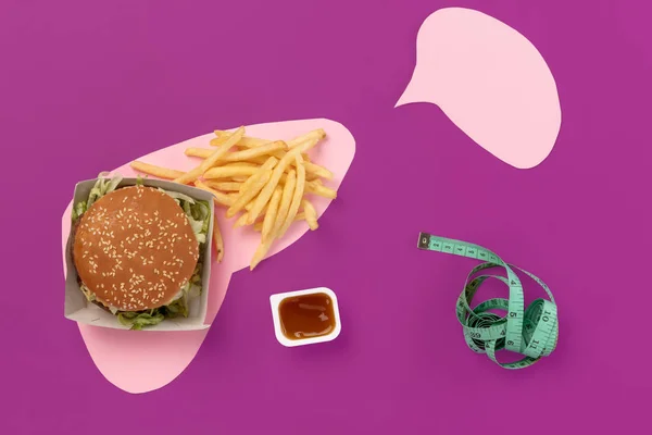 Ich liebe Fast Food. Pommes in Form von Leber isoliert auf rosa Hintergrund — Stockfoto