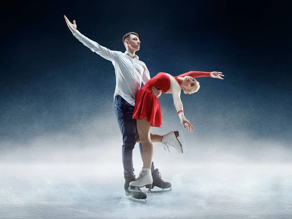 专业的男人和女人花样滑冰表演在冰上显示 — 图库照片