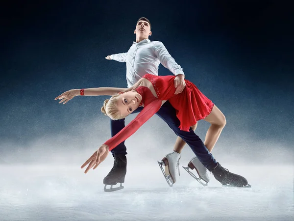 专业的男人和女人花样滑冰表演在冰上显示 — 图库照片