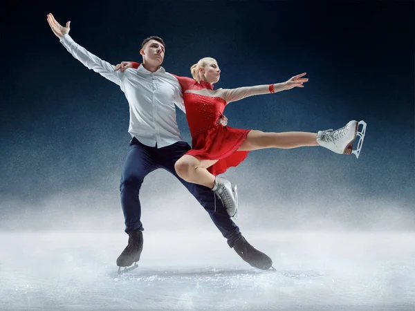 Hombre y mujer patinadores profesionales actuando en el espectáculo de hielo — Foto de Stock