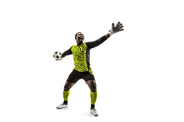 Один футболист вратарь бросает мяч — стоковое фото