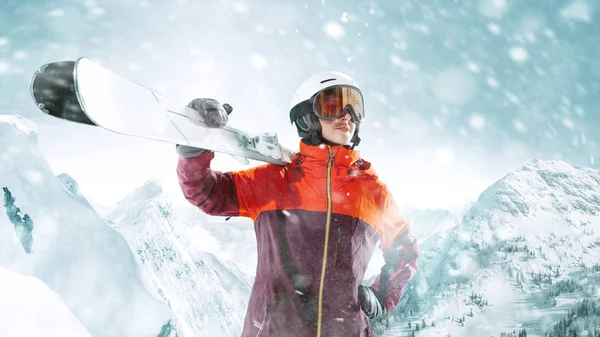 女性滑雪者站立与天空在一只手在背景山风景 — 图库照片