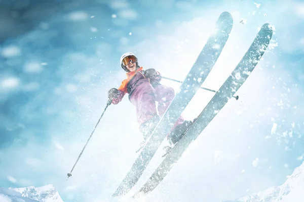 年轻的妇女和冬季运动-她滑雪反对白色的阿尔卑斯山山 — 图库照片