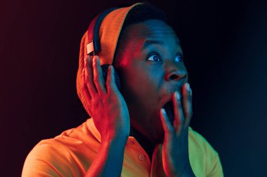 Kulaklık ile müzik dinleme genç yakışıklı hipster adam