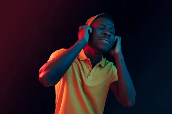 Kulaklık ile müzik dinleme genç yakışıklı hipster adam — Stok fotoğraf