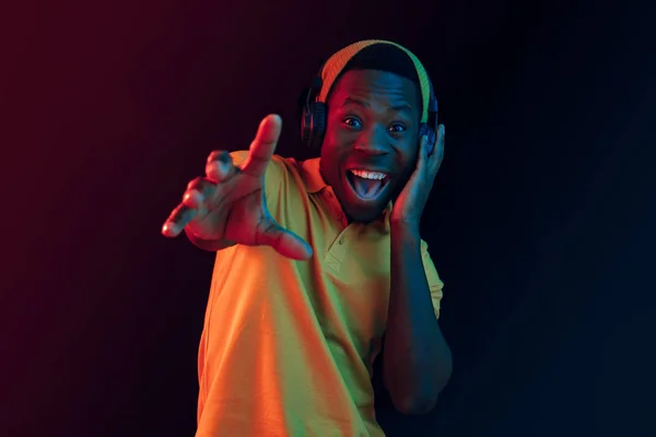 Le jeune homme hipster beau écoutant de la musique avec des écouteurs — Photo