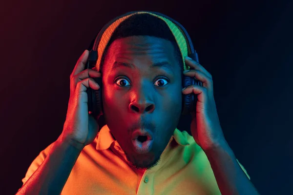 El joven hombre hipster guapo escuchando música con auriculares — Foto de Stock