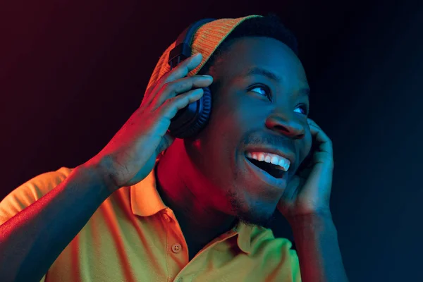 Молодий красивий хіпстер слухає музику з навушниками — стокове фото